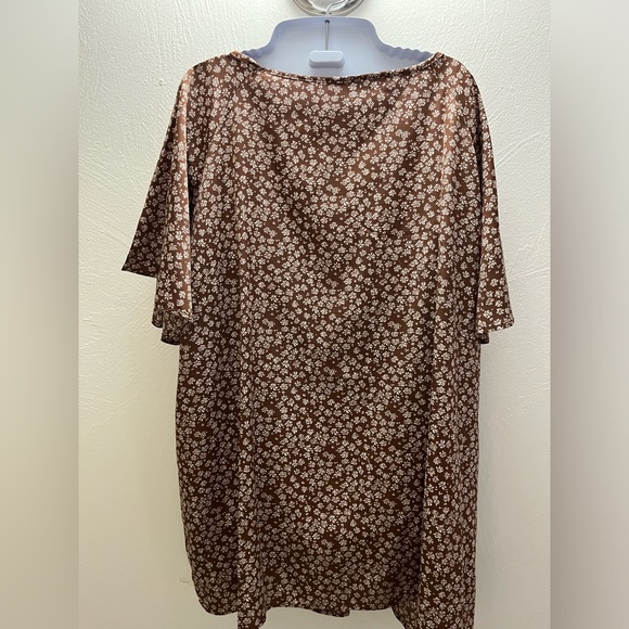 NWOT BloomChic brown and white floral short sleeve blouse in a size 22. - Picture 3 of 7